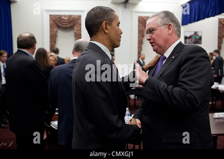 Präsident Barack Obama spricht mit Missouri Gouverneur Jay Nixon während eines Treffens mit der demokratischen Governors Association in der Eisenhower Executive Office Building des weißen Hauses 24. Februar 2012 in Washington, DC. Stockfoto