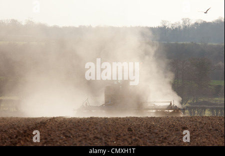 Landwirte, die Vorbereitung einer trockenen Bereich unter fast Dürrebedingungen für Frühling planting'North Norfolk "UK Stockfoto