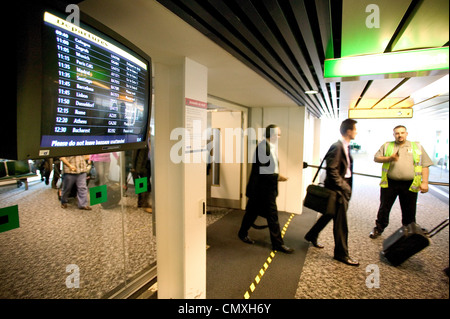 Passagiere, die durch endgültige boarding-Bereich am Flughafen Heathrow Flug Stockfoto