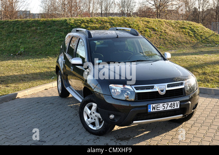 Dacia Duster - mein 2010 - beliebte rumänische sport Nutzfahrzeug (Segment H) - auf dem Parkplatz Stockfoto