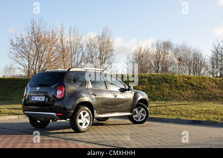 Dacia Duster - mein 2010 - beliebte rumänische sport Nutzfahrzeug (Segment H) - auf dem Parkplatz Stockfoto