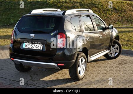 Dacia Duster - mein 2010 - beliebte rumänische sport Nutzfahrzeug (Segment H) - auf dem Parkplatz Stockfoto