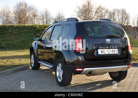 Dacia Duster - mein 2010 - beliebte rumänische sport Nutzfahrzeug (Segment H) - auf dem Parkplatz Stockfoto