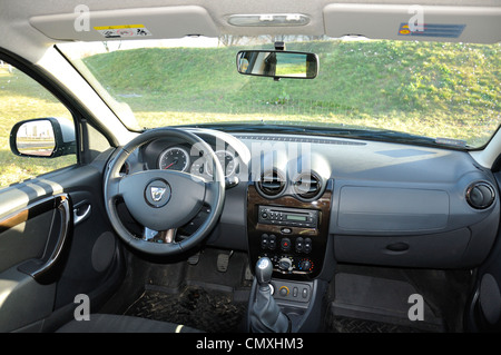 Dacia Duster - mein 2010 - beliebte rumänische sport Nutzfahrzeug (Segment H) - auf dem Parkplatz Stockfoto