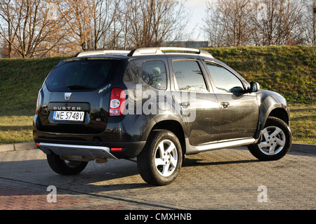 Dacia Duster - mein 2010 - beliebte rumänische sport Nutzfahrzeug (Segment H) - auf dem Parkplatz Stockfoto