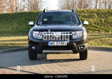 Dacia Duster - mein 2010 - beliebte rumänische sport Nutzfahrzeug (Segment H) - auf dem Parkplatz Stockfoto