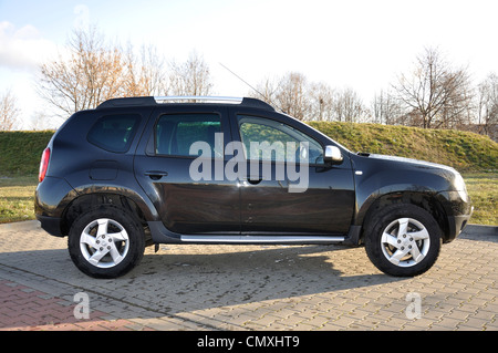 Dacia Duster - mein 2010 - beliebte rumänische sport Nutzfahrzeug (Segment H) - auf dem Parkplatz Stockfoto