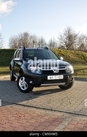 Dacia Duster - mein 2010 - beliebte rumänische sport Nutzfahrzeug (Segment H) - auf dem Parkplatz Stockfoto