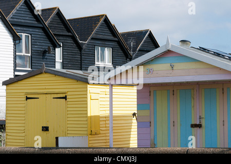 Pastell farbigen Strandhütten an der Strandpromenade in Whitstable in Kent. Stockfoto