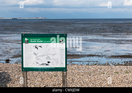 Zeichen für South Swale lokalen Nature Reserve auf der Themse-Mündung, Kent mit der Isle of Sheppey im Hintergrund. Stockfoto