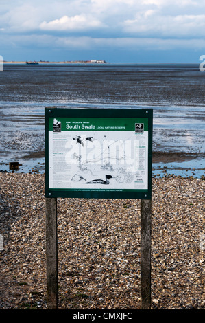 Zeichen für South Swale lokalen Nature Reserve auf der Themse-Mündung, Kent mit der Isle of Sheppey im Hintergrund. Stockfoto