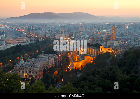 Spanien, Andalusien, Malaga, Sonnenuntergang, Aussichtspunkt Gibralfaro Stockfoto
