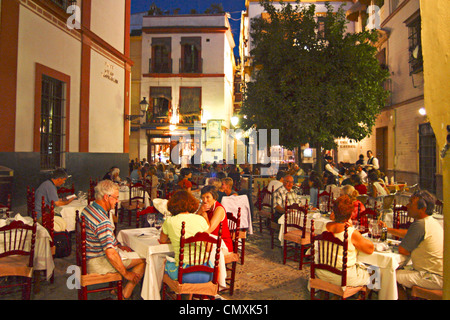 Abend im Barrio Santa Cruz, Boga, Sevilla, Spanien Stockfoto