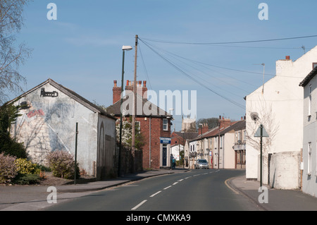 Kippax High Street, der Mann mit dem Schwein an der Wand, (Herr Kershaw), Marienkirche, Kippax Stockfoto