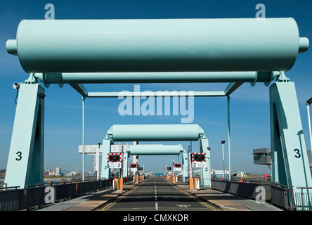 Klappbrücke am Cardiff Bay Barrage in South Wales UK Stockfoto