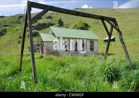 Die alte Lewis-Schule im Bereich Chesnimus Wallowa County im Nordosten Oregon. Stockfoto