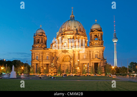 Berlin, Dom, Lustgarten, Park, Alex Fernsehturm bei Nacht Stockfoto