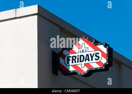 Melden Sie für TGI Friday's Restaurant in Croydon, England Stockfoto