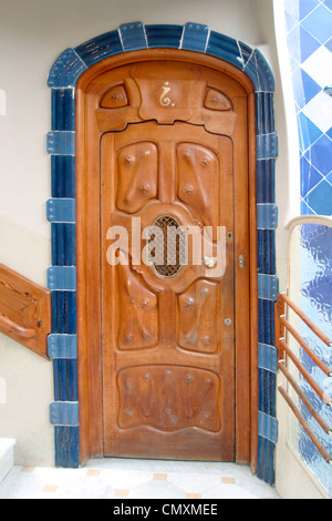 Alte Tür im Treppenhaus, Casa Batllo, Barcelona, Spanien Stockfoto