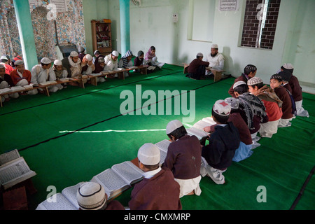 Imam und Madrasa Studierende, die ihre Lektionen, Madrasa Imdadul Uloom Dehradun, Indien. Stockfoto