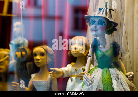 Puppen auf dem Display in einem Schaufenster, Prag, Tschechische Republik Stockfoto