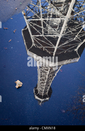 Aussichtsturm Petrin Hügel spiegelt sich in einer Lache des Wassers Prag, Tschechische Republik Stockfoto
