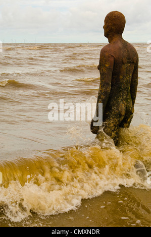 Eine der 100 Figuren die Antony Gormley ein weiterer Ort an der Küste am Crosby Merseyside ausmachen Stockfoto