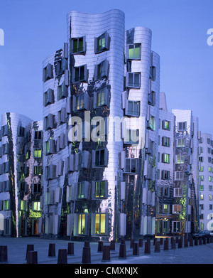 Düsseldorf, futuristische Gebäude vom Architekten Frank O Gehry Neuer Zollhof Medienhafen Stockfoto
