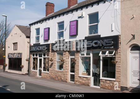 Kippax High Street; Unternehmen Stockfoto