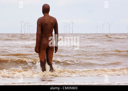 Eine der 100 Figuren die Antony Gormley ein weiterer Ort an der Küste am Crosby Merseyside ausmachen Stockfoto