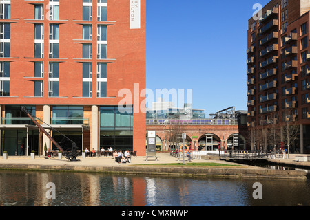 Blick über Leeds und Liverpool Canal zu modernen Gebäuden in sanierten Uferpromenade am Getreidespeicher Wharf Leeds Yorkshire England UK. Stockfoto