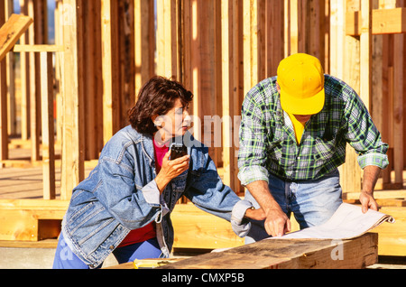 Weibliche bau Chef und männlichen Arbeitnehmers (, Kaufmann) am Standort. Stockfoto