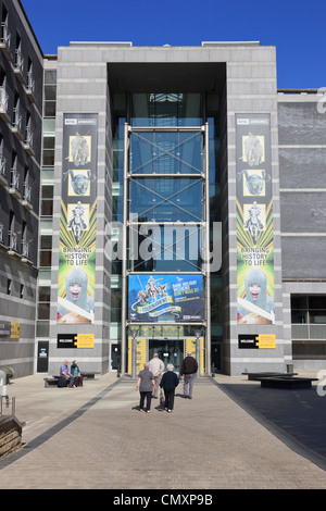 Menschen vor dem Eingang zum Royal Armouries Museum. Clarence Dock, Leeds, West Yorkshire, England, Vereinigtes Königreich. Stockfoto