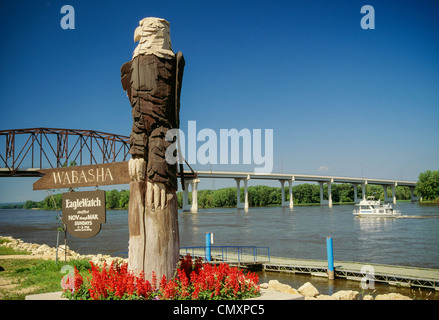 Adler-Uhr Holz geschnitzte Statue, Mississippi Fluß, Wabasha, MN Stockfoto