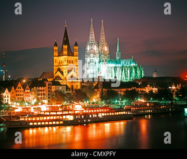 Nacht über Köln mit Dom und St. Martin, Köln Stockfoto