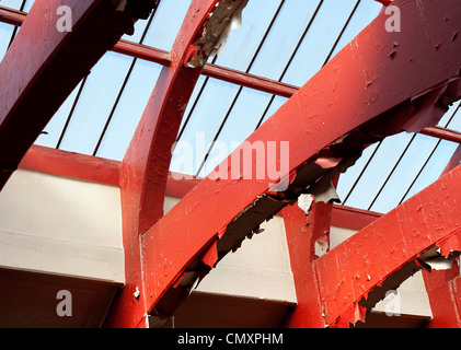 Roter Farbe schält sich aus der Stahlträger hält die verfallenen Glasgow Bäder in Glasgow Stockfoto