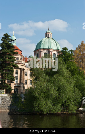 St. Franziskus von Assisi, umgeben von grünen Bäumen an der Moldau. Stockfoto