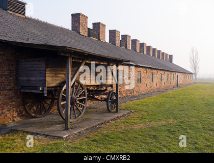 Eine alte Kutsche vor der Küche-Halle in Auschwitz II Birkenau KZ, Polen Stockfoto