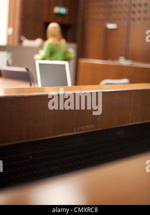 Die Aussicht von den Angeklagten dock in einem Raum in dem Sheriff Court house Stockfoto