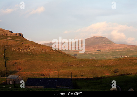 Cloud-streaming über den Gipfel des Pen-y-Gent Ribblesdale North Yorkshire England Stockfoto