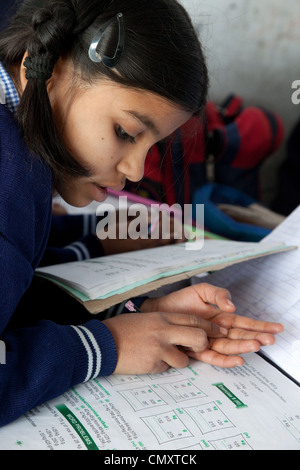 Madrasa Student Mathematik Berechnung auf ihre Finger, Madrasa Islamia Arabien Izharul-Uloom, Dehradun, Indien zu tun. Stockfoto