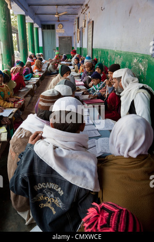 Madrasa Studenten und ihre Imam, Madrasa Islamia Arabien Izharul-Uloom, Dehradun, Indien. Stockfoto