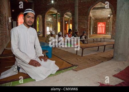 Madrasa Studenten mit ihrem Imam, Moschee im Bau. Madrasa Islamia Arabien Izharul-Uloom, Dehradun, Indien. Stockfoto