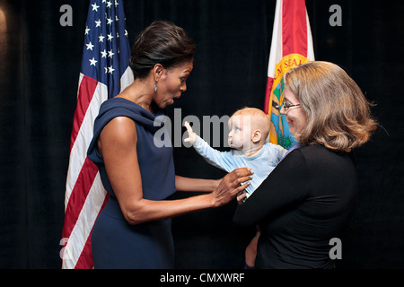 Ein Kind greift nach First Lady Michelle Obama vor einem Glauben und Gemeinschaft Gruppen führt die Weg-Veranstaltung 11. Februar 2012 in Longwood, FL. Die Veranstaltung fand in der Feier des zweiten Jahrestages der Initiative "Gehen wir!". Stockfoto