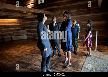 First Lady Michelle Obama sieht The Slave Stift Ausstellung während einer Tour durch das National Underground Railroad Freedom Center 23. Februar 2012 in Cincinnati, Ohio. Abgebildet, von links, sind: Dina Bailey, Associate Curator der National Underground Railroad Freedom Center. Stockfoto