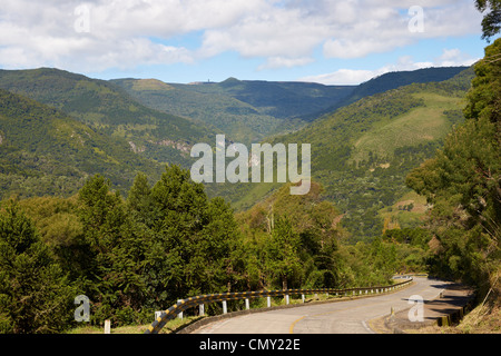 Straße in der bergigen Region der südlichen Santa Catarina Stockfoto