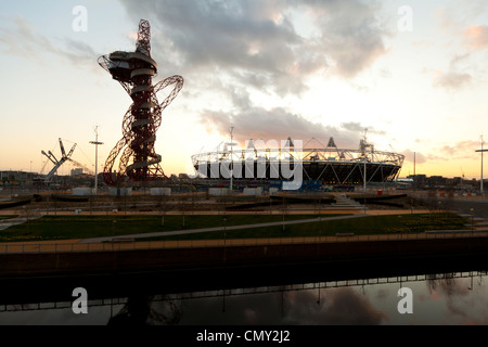 Sonnenuntergang über der ArcelorMittal Orbit Skulptur & Olympiastadion, Olympiapark, London, England, UK. Stockfoto