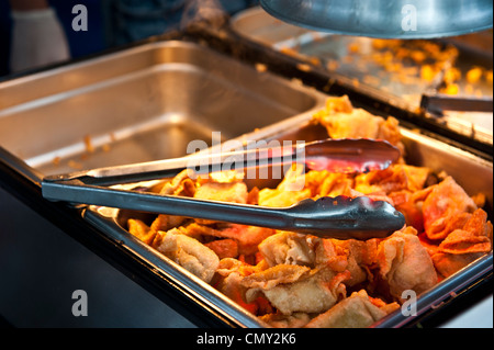 Ein Foto von Gebratene Knödel in ein Buffet Tablett. Stockfoto