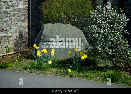 Schiefer graviert mit Langale & Ambleside Bergrettung, die außerhalb des Teams Basis auf Lake Road, Ambleside, Cumbria UK Stockfoto