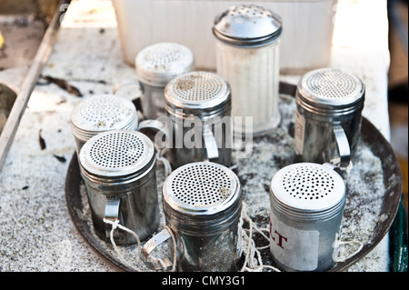 Eine Runde Platte mit verschiedenen Gewürzen in der Flasche. Stockfoto